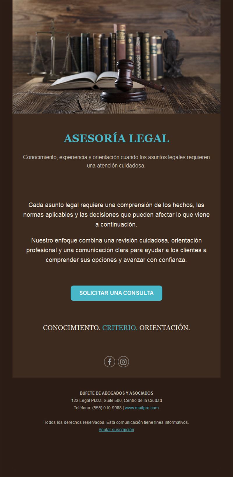 Email de asesoría jurídica en madera oscura