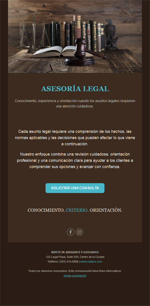 Email de asesoría jurídica en madera oscura